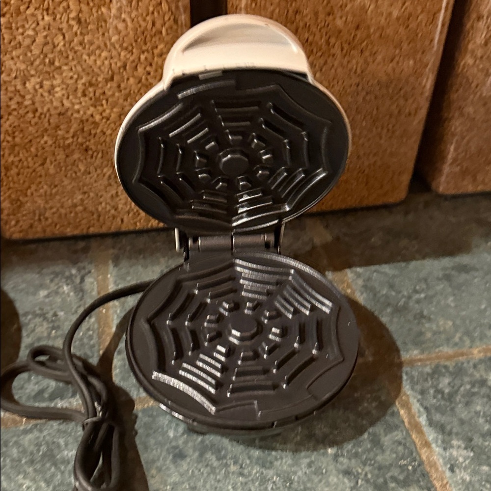 Dash spiderweb Mini Wafflemaker - Picture 2 of 8